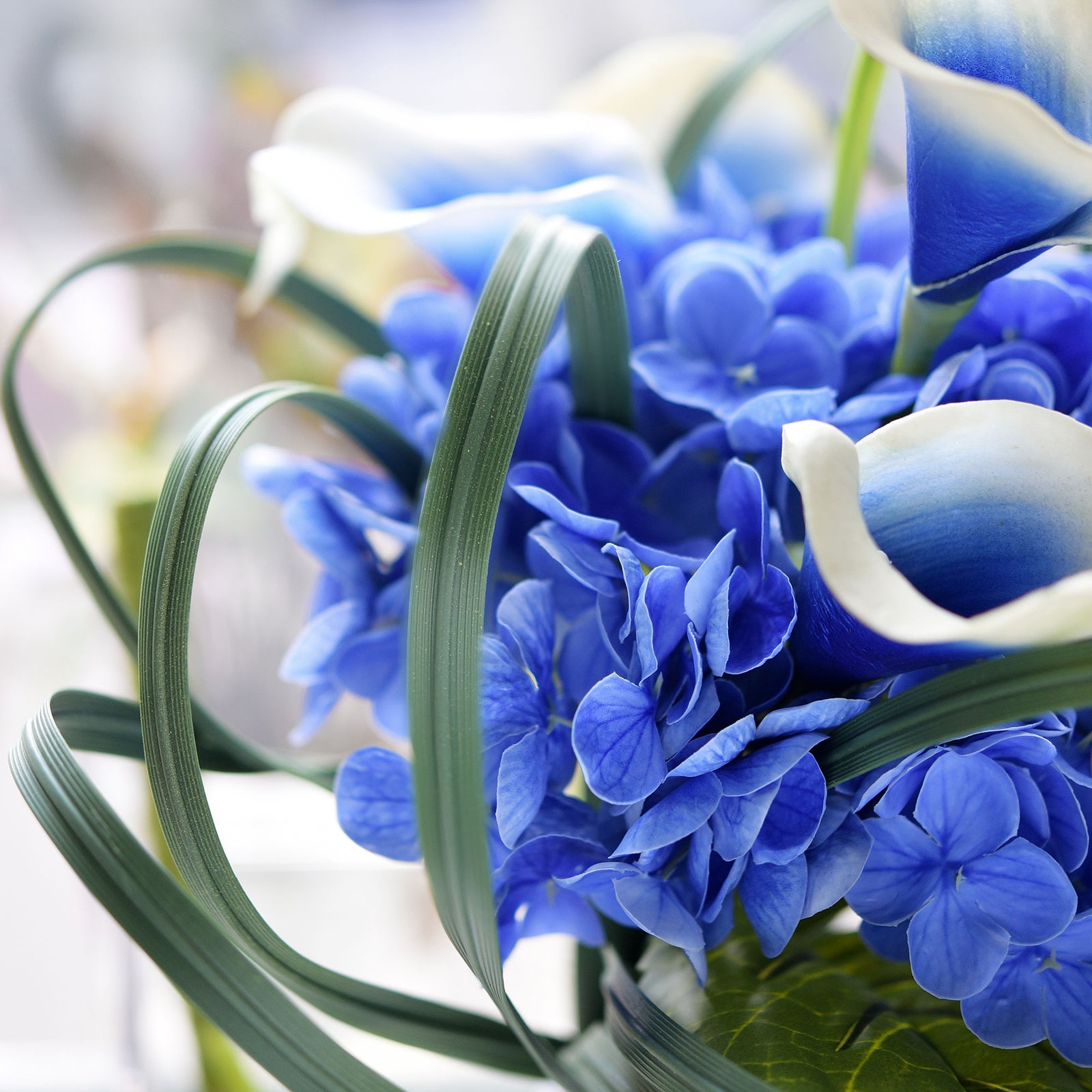 Real Touch Royal Blue Hydrangea and Blue with White Call Lilies Mix Flower Bouquet Artificial Flowers Arrangement 14 Stems